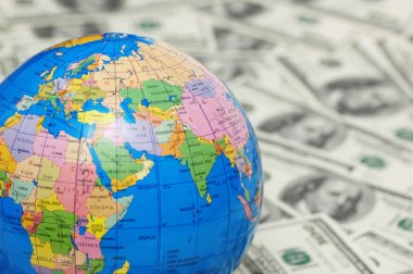 hele wereld geïsoleerd op achtergrond van dollar