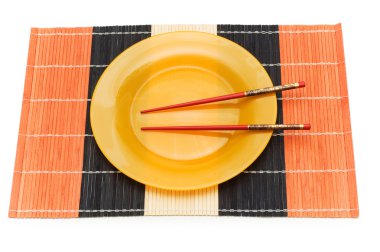 Sarı plaka ile izole chopsticks