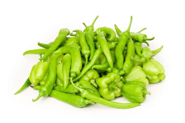 Peperoni verdi isolati sul bianco — Foto Stock