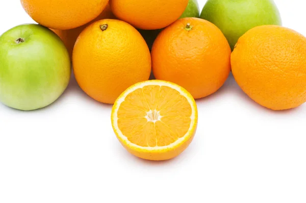 Jablka a pomeranče, izolované na bílém — Stock fotografie