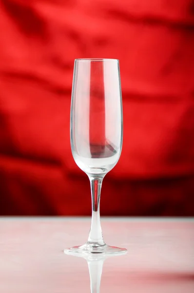 Copo de vinho vazio contra o vermelho — Fotografia de Stock