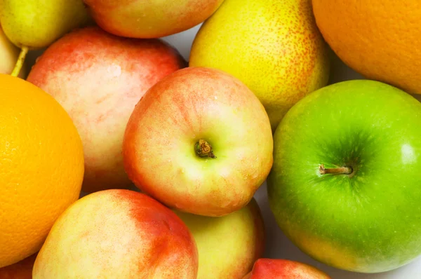 Verschiedene bunte Früchte arrangiert — Stockfoto