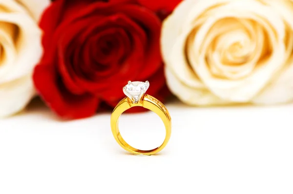 Nişan yüzüğü ve gül — Stok fotoğraf