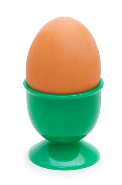Huevo marrón en soporte aislado — Foto de Stock