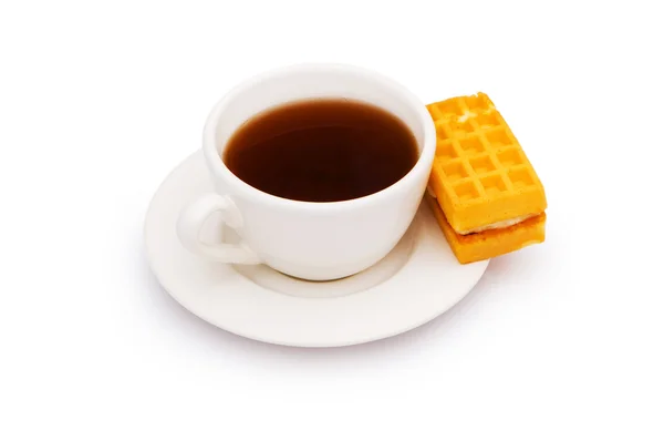 紅茶と分離されたベルギー ワッフル — ストック写真