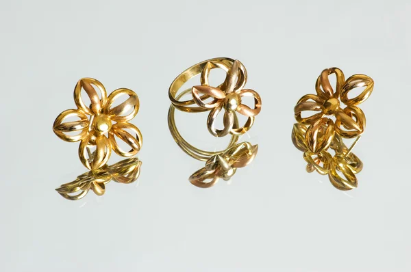 Prsten s ornamenty květin — Stock fotografie