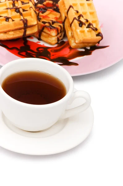 Изолированные чай и бельгийские вафли — стоковое фото