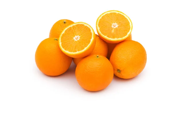 Σωρό πορτοκάλια απομονωμένη στο λευκό — Φωτογραφία Αρχείου