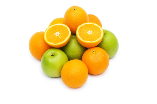 Maçã e laranjas isoladas no branco — Fotografia de Stock