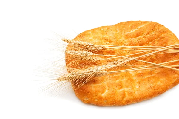 Chleb i pszenica uszy na białym tle — Zdjęcie stockowe