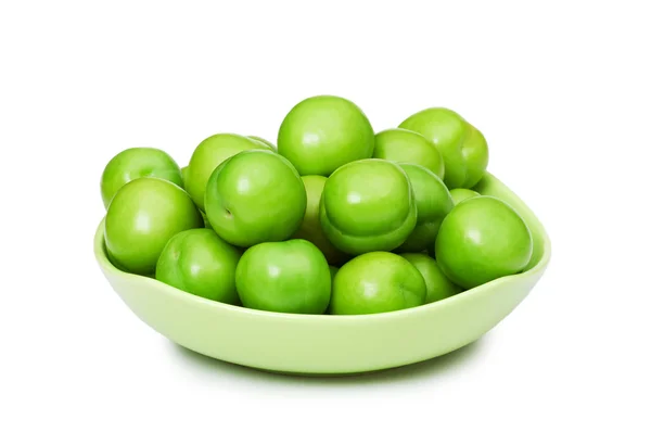 Ameixas verdes isoladas no branco — Fotografia de Stock