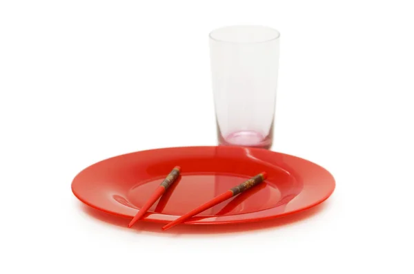 Tallrik med ätpinnar och tomma glas — Stockfoto