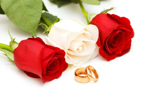 Rosas e anéis de casamento isolados — Fotografia de Stock