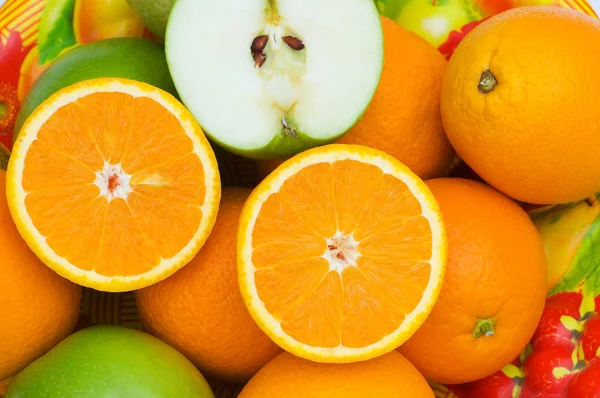 Nahaufnahme von Orangen und Äpfeln — Stockfoto