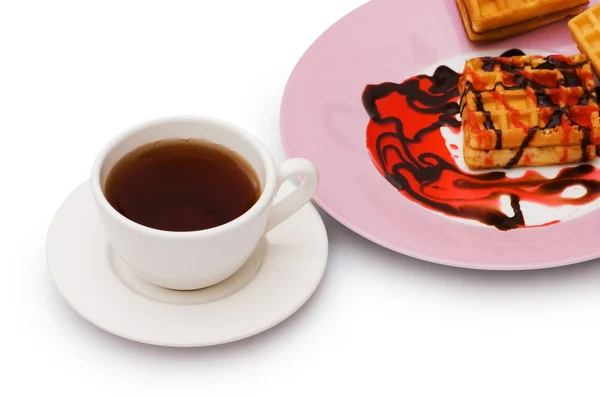 Изолированные чай и бельгийские вафли — стоковое фото