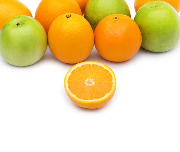 Äpfel und Orangen isoliert — Stockfoto