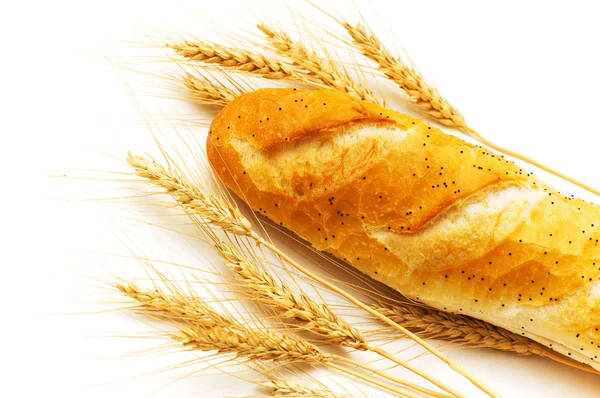 Хліб і пшеничні вуха ізольовані — стокове фото