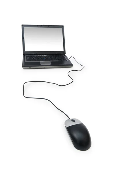 Laptop üzerinde beyaz izole fare ile — Stok fotoğraf