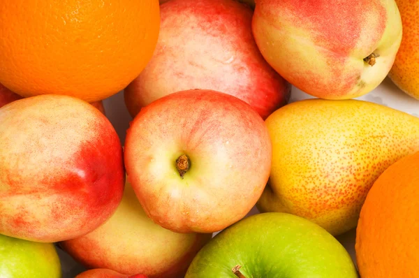 Divers fruits colorés disposés — Photo