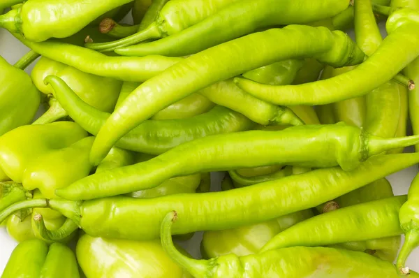 Vele groene hete pepers gerangschikt — Stockfoto