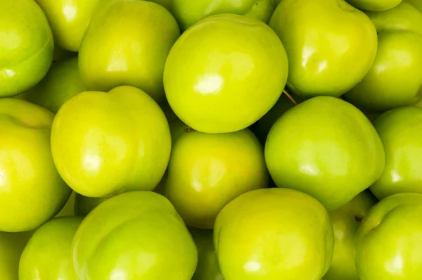 Green apples arranged — Stock Photo, Image