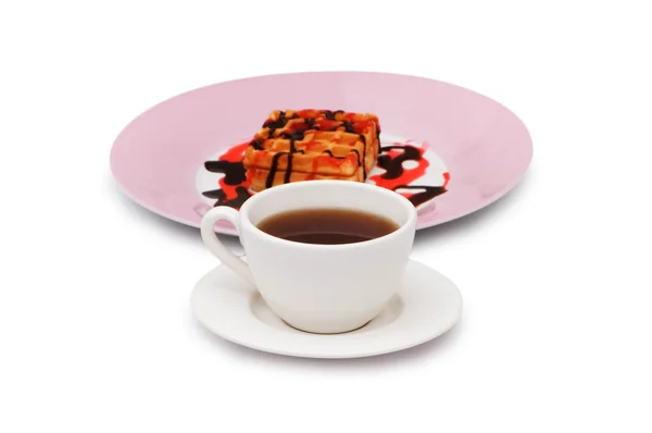 茶和孤立的比利时华夫饼 — 图库照片