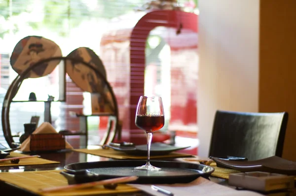 Bicchiere di vino sul tavolo di riavvio — Foto Stock