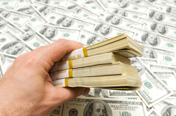 Hand som håller amerikanska dollar — Stockfoto