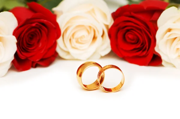 Rosa y anillos de boda aislados —  Fotos de Stock