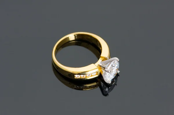Złoty pierścionek z brylantem — Zdjęcie stockowe