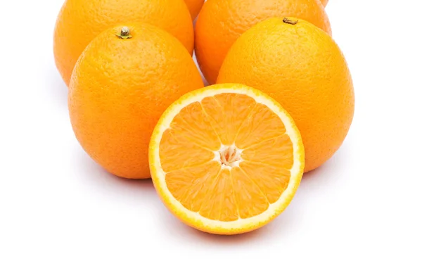 Groep van sinaasappelen geïsoleerd — Stockfoto