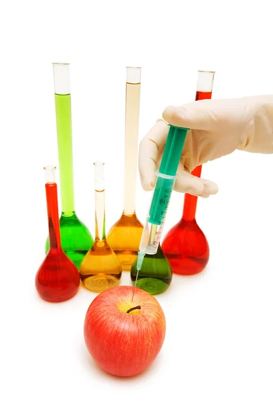 Hand injicera kemikalier i äpple — Stockfoto