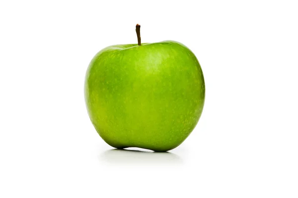 Зеленое яблоко изолировано на белом — стоковое фото