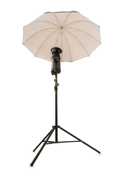 Studio strobe z parasolem na białym tle — Zdjęcie stockowe
