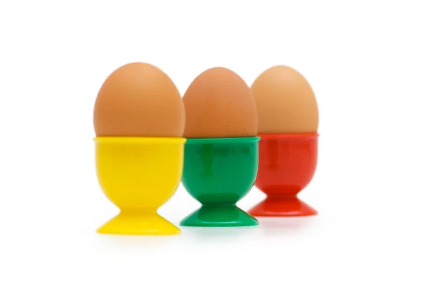 Bruna ägg i hållare isolerade — Stockfoto
