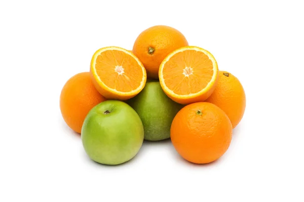 Apple en sinaasappelen geïsoleerd — Stockfoto