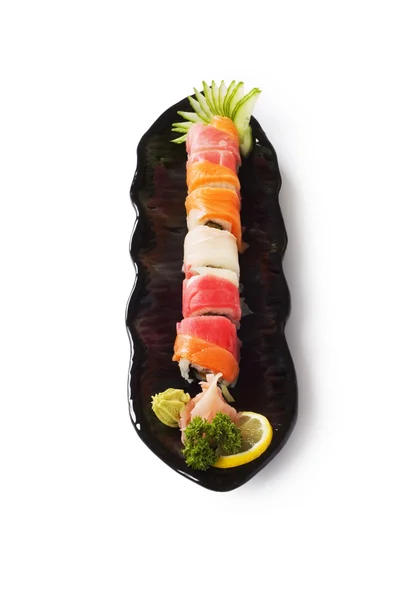 Assiette de sushi isolée sur le blanc — Photo