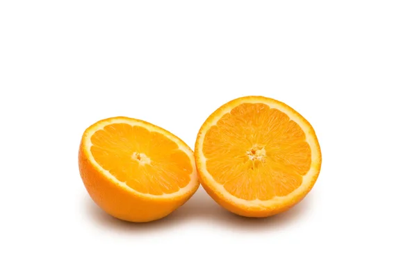 Dwie pomarańcze pół cięcia na białym tle — Zdjęcie stockowe