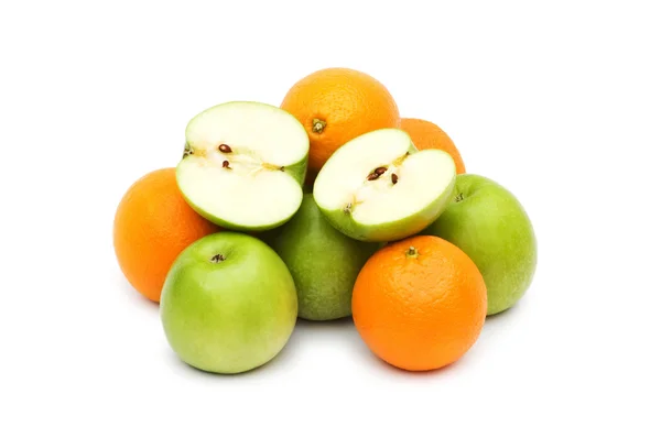 Äpfel und Orangen isoliert — Stockfoto