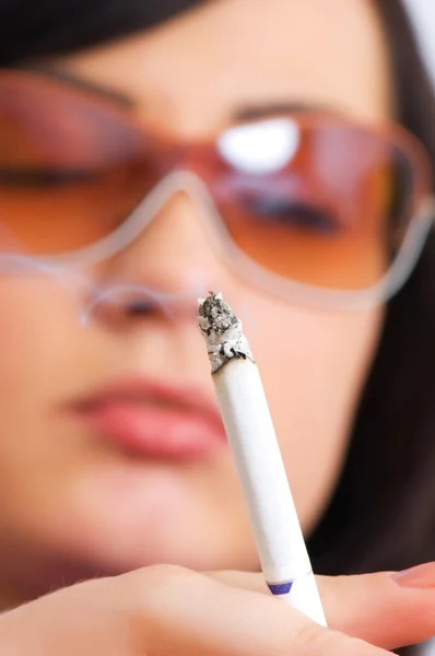Jong meisje roken — Stockfoto