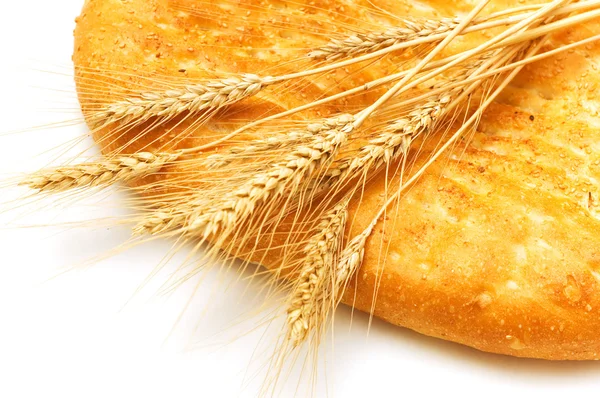 Chiusura del pane e delle spighe di grano — Foto Stock