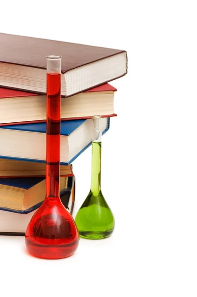 Chemie concept met buizen en boeken — Stockfoto