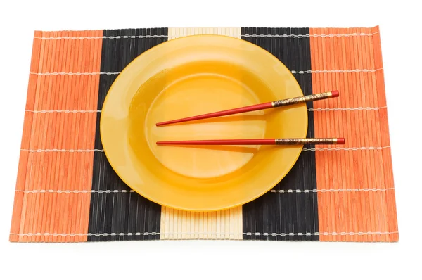 Κίτρινο πλάκα με chopsticks απομονωθεί — Φωτογραφία Αρχείου