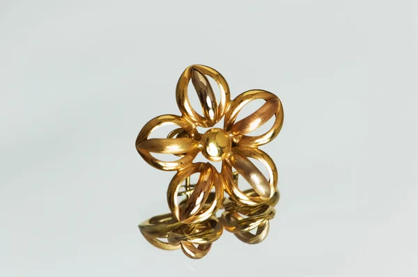 Bloem vormige gouden ring — Stockfoto