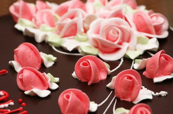 Närbild på rosa dekoration på tårta — Stockfoto