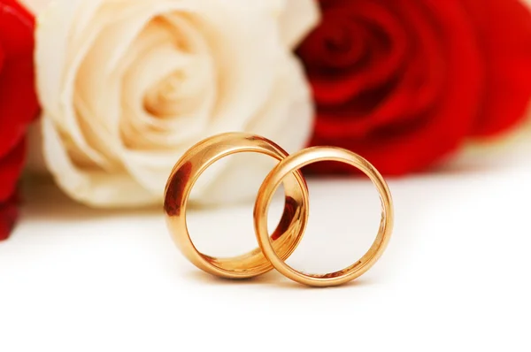 Złoty pierścień i róża na białym tle — Zdjęcie stockowe