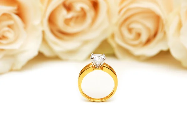Rosas y anillo de boda aislados — Foto de Stock