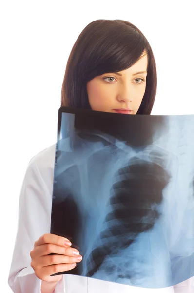 Kadın doktor röntgene bakıyor. — Stok fotoğraf