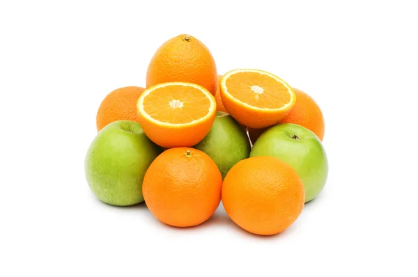 Mela e arance isolate — Foto Stock
