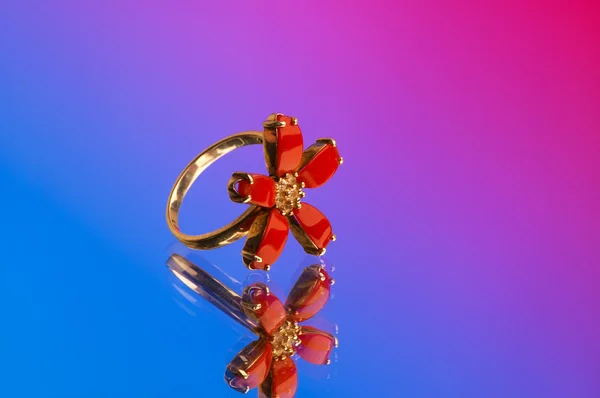 Ring met rode bloemblaadjes — Stockfoto